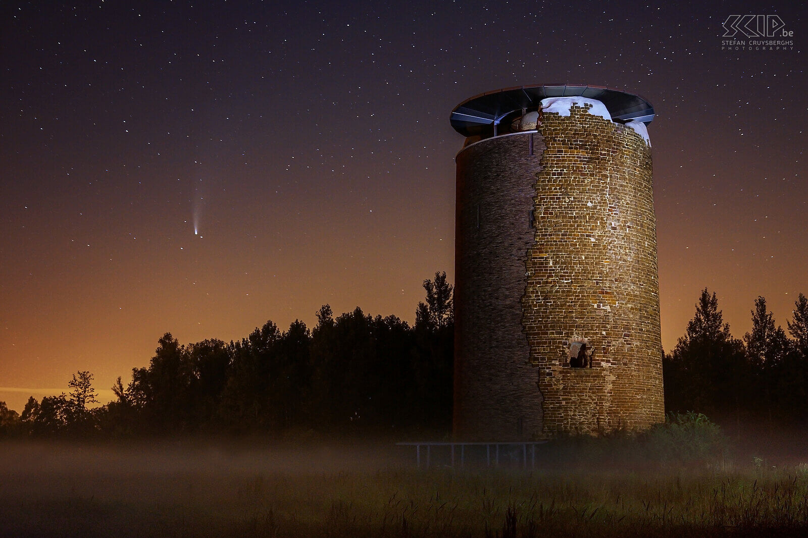 Hageland by night - Maiden's tower with comet NEOWISE In June 2022 were were able to see comet NEOWISE with its luminous tail in the starry sky. I went to the Maiden's Tower in our city Scherpenheuvel-Zichem to make some pictures. On the horizon to the left you can see comet NEOWISE. I tried to illuminate the tower in with a flashlight and LED lamp. Now we have to wait another 6800 years before we can observe the comet again. Stefan Cruysberghs